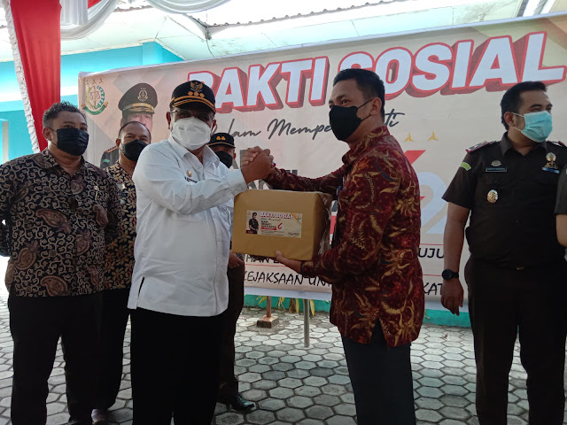 Bupati Aunur Rafiq Menghadiri Kegiatan Sosialisasi Restorative Justice dan Bakti Sosial yang Digelar Kejari Karimun