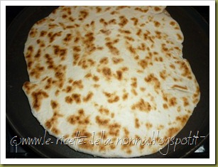Stuzzichini con mini piadine, robiola e strolghino (6)