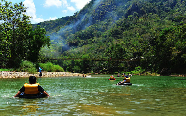 Aktifitas wisatawan sedang River Tubing di Sungai Oya, Bantul