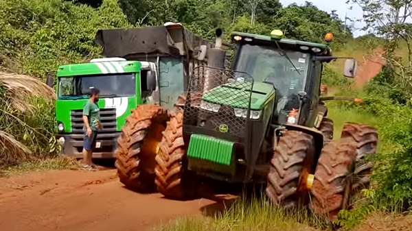 John Deere 8335R