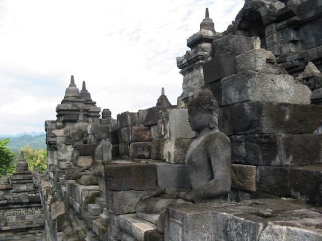 Borobudur - Buddhastatuen mit traumhaft schöner Landschaft im Hintergrund