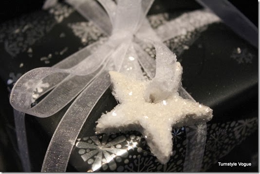 http://www.turnstylevogue.com/2013/12/diy-sparkle-glass-christmas-tags/