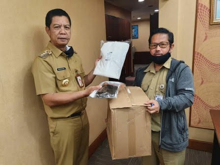 Rustam Effendi Serahkan 20 APD dan 120 Masker ke Petugas Sudin Pertamanan dan Hutan Jakarta Barat