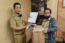 Rustam Effendi Serahkan 20 APD dan 120 Masker ke Petugas Sudin Pertamanan dan Hutan Jakarta Barat