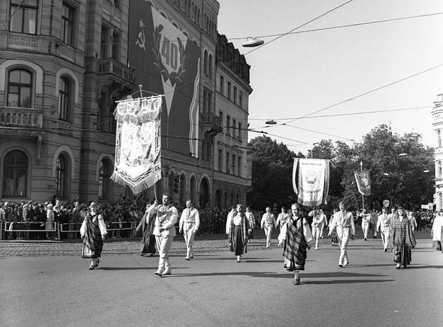 Июль 1980 года. Рига. Праздник песни. Шествие участников по улице Горького.