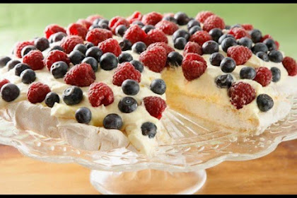 Pavlova with Lemon Curd and Fresh Berries