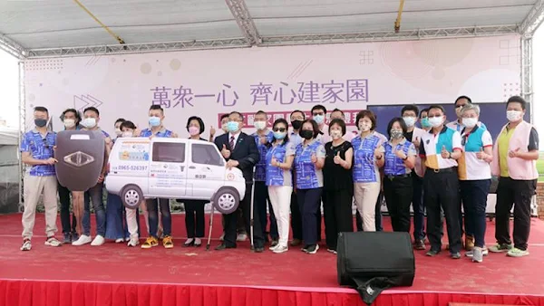 ▲國際扶輪沐浴車捐贈合影。（圖／彰化縣喜樂小兒麻痺關懷協會提供）