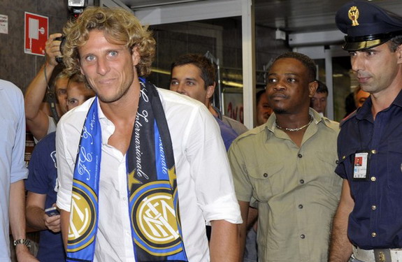 Diego Forlán smiles after arriving from Madrid at Linate airport in Milan