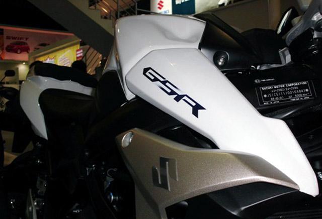 gambar foto modifikasi motor terbaru Suzuki GSR 750.c.jpg