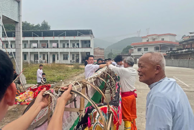 The dragon dance team includes old people, middle-aged people, and young people. Only by working together can we pass on traditional folk customs.