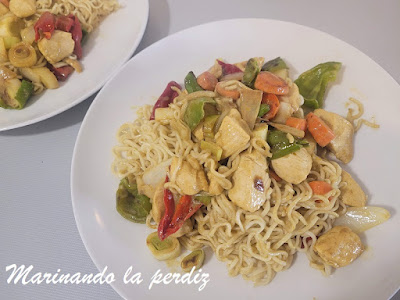 Curry verde de pollo con noodles