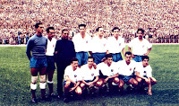 CLUB ATLÉTICO DE MADRID. Temporada 1955-56. Pazos, Verde, Antonio Barrios (entrenador), Heriberto Herrera, Martín, Cobo y Hernández. Miguel, Molina, Peiró, Agustín y Enrique Collar. ATLÉTICO DE BILBAO 2 CLUB ATLÉTICO DE MADRID 1 Domingo 24 de junio de 1956, 18:00 horas. Copa del Generalísimo, Final. Madrid, estadio Santiago Bernabéu: 125.000 espectadores. GOLES: 0-1: 26’, Molina. 1-1: 37’, Arteche. 2-1: 70’, Maguregui. INCIDENCIAS: El Athletic Club (Atlético de Bilbao entonces por imposición legal) gana su 19º título de Copa, mientras el Atlético de Madrid, que jugaba su segunda final, seguía sin haber ganado ninguna todavía.