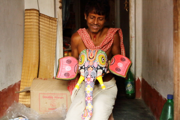 An elephant face wall hanging made by an artisan of Raghurajpur