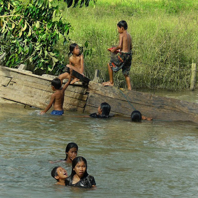 Trabajando en un Mar verde - Fotos de Laos de Ben Visbeek