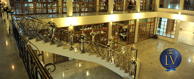 Escalera decorada con flores y velas, piso de mármol