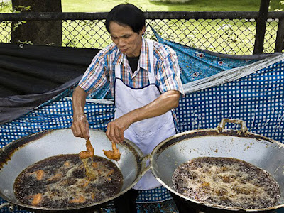 Menggoreng ayam dengan tangan kosong