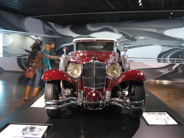 The front view of one of those big beautiiful vintage cars