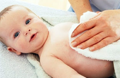 Cách hạ sốt cho trẻ sơ sinh nhanh nhất 