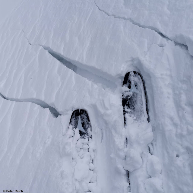 Risse in der Schneedecke können auf ein mögliches Triebschneeproblem hinweisen. Geigenkamm. (Foto: 16.01.2023)