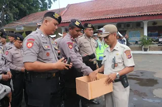 Kapolres Cirebon Kota Pimpin Penggalangan Dana Untuk Korban Bencana Alam 