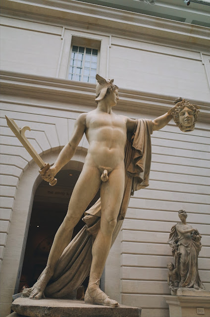 メドゥーサの頭を掲げるペルセウス像（Perseus with the Head of Medusa）