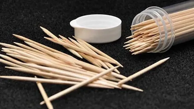 هل أعواد تنظيف الأسنان صحية ؟ دليل شامل