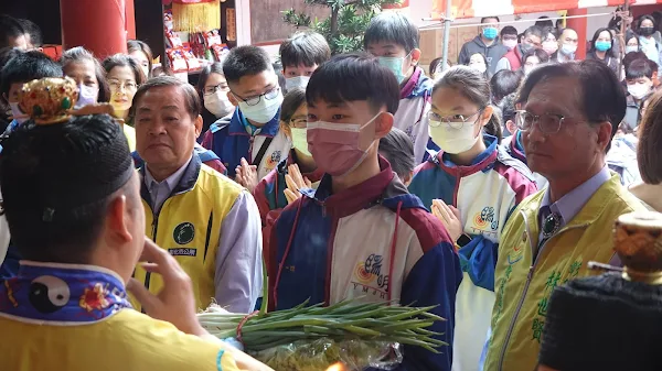 ▲為庇佑各地的莘莘學子，也一併舉行點智慧燈為考生祈福活動。（記者林明佑攝）