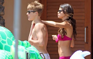 Selena Gomez and Justin Bieber kissing in Hawaii