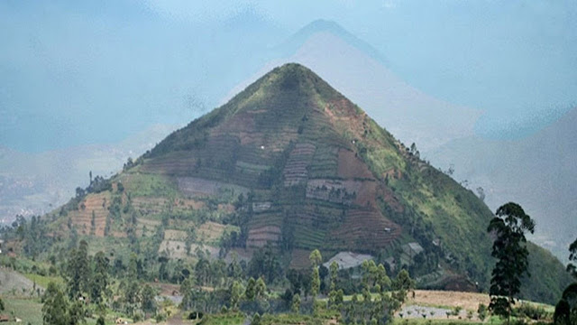Ινδονησία: Επιστήμονες ανακάλυψαν πανάρχαια πυραμίδα 10.000 ετών