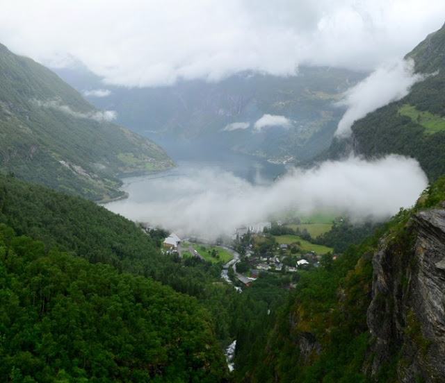 Geiranger fjord v mlze.