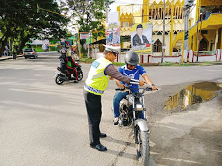 Personil Satlantas Polres Enrekang Tegur Pengendara Tidak Menggunakan Kaca Spion