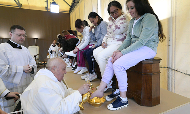 Papa cumpre rito do lava-pés numa cadeia em Rebibbia