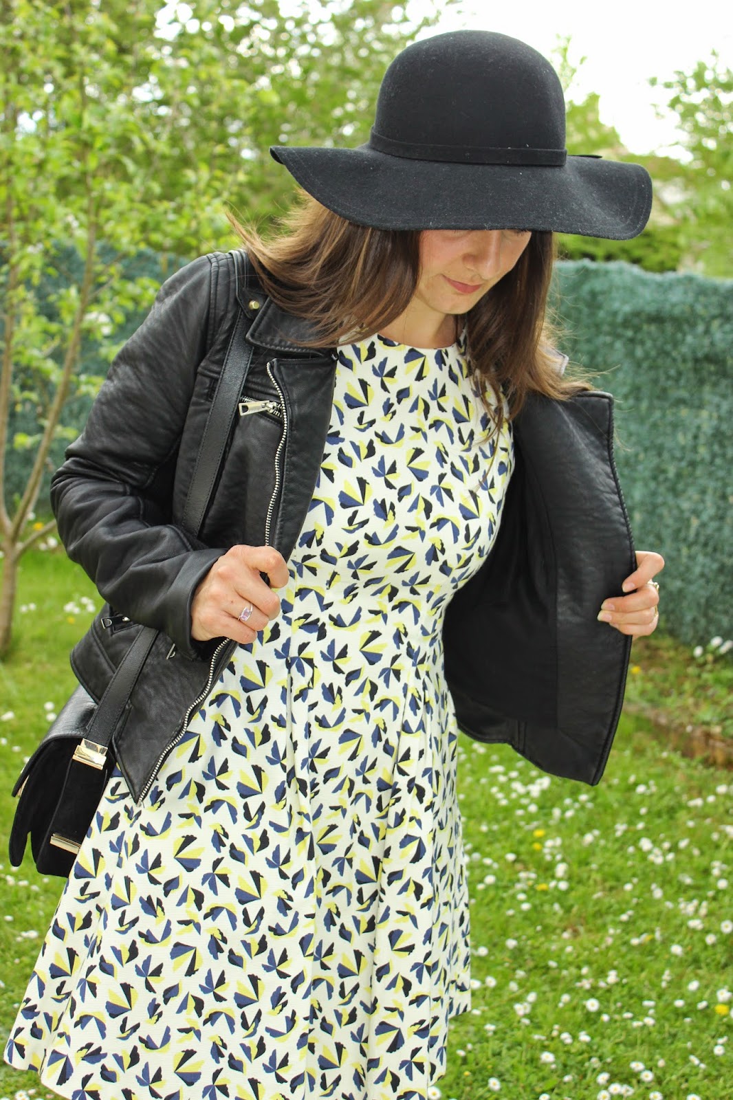 robe imprimé floral zara, perfecto noir, capeline en feutre noire, sac actrice sandro
