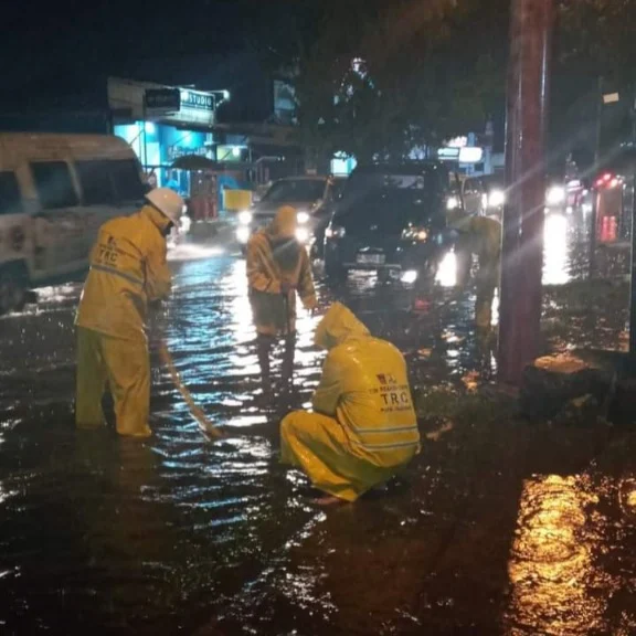 Cerita Sekda Andree Algamar Bantu Pengendara Terjebak Banjir