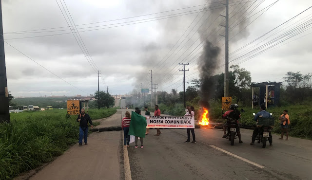 Protesto interdita acesso da BR-135, perto da região portuária de São Luís, nesta segunda-feira (25)