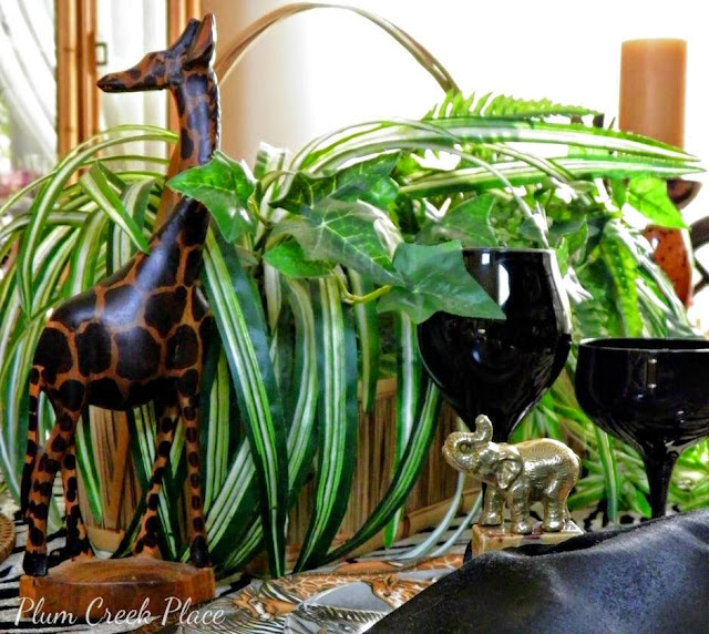 Jungle tablescape, Sakura jungle plates, giraffes, elephants