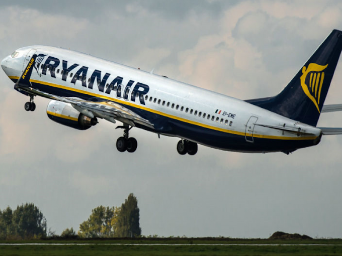 Allarme bomba in aereo Ryanair decollato da Cracovia: arrestati due passeggeri