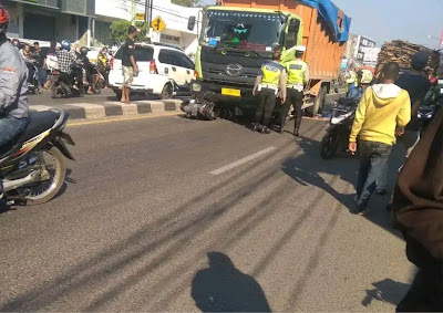 Sepeda Motor Terkelindas Truk di Klayan Cirebon, Tubuh Korban Remuk