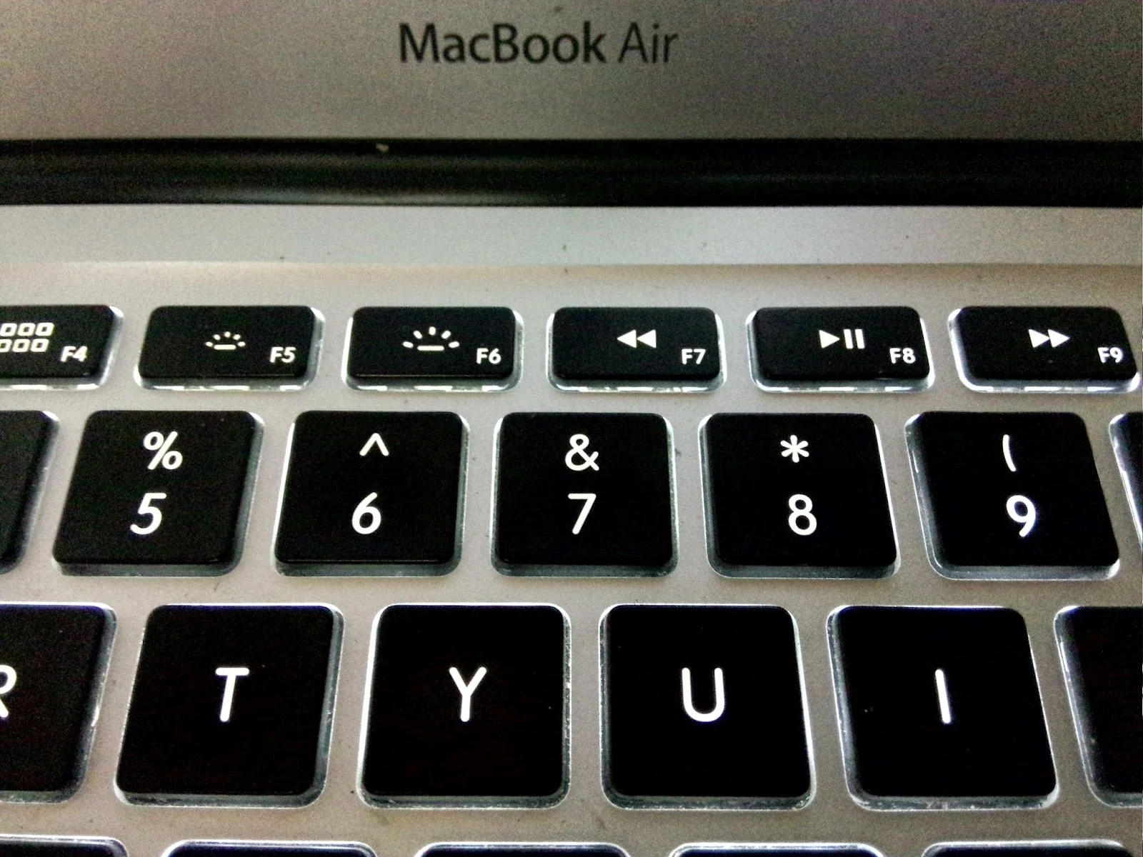 Macbook键盘的顶端功能键设计