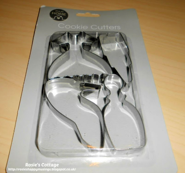 Shopping fun and a mini shopping haul: Poundland have the sweetest cookie cutter set.