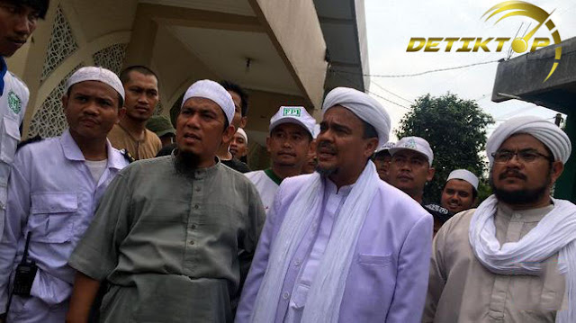 Umrah, Rizieq Shihab Absen Acara Demo Anti-Ahok Jumat