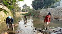 Bersihkan Sungai Cidurian Manjahlega, Satgas Sektor 22 Sub 09 Angkat Sampah 250 Kg
