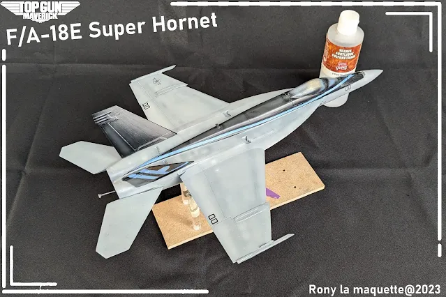 Vernis du Super-Hornet de Revell au 1/48.