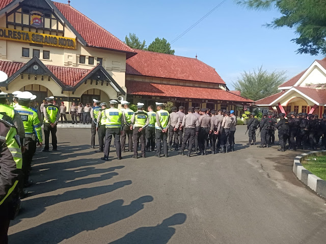 25 Personel Satlantas dan Satsamapta Polres Serang Diperbantukan Amankan Jalur Wisata Anyer dan Carita