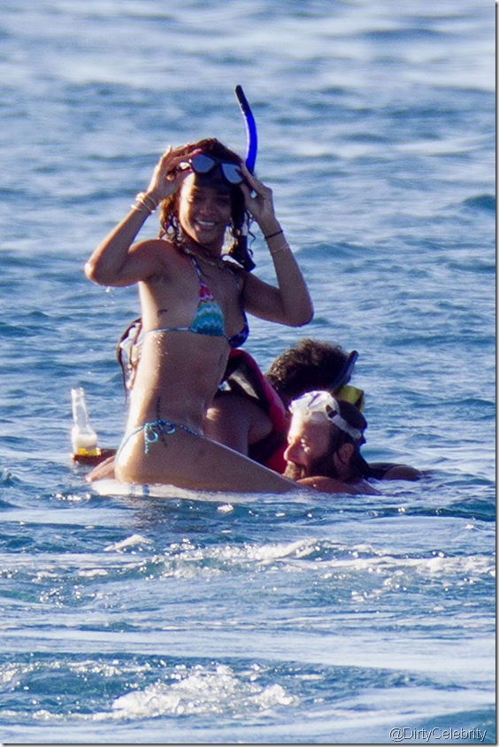 rihanna-bikini-snorkeling-9