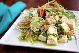 <img src="tofu-con-verduras.jpg" alt="hace parte de un almuerzo nutritivo y completo"/>