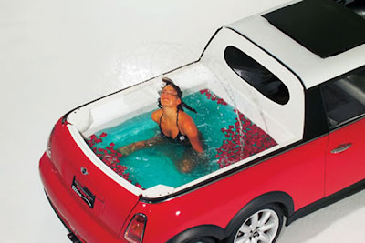 สระว่ายน้ำในรถยนต์ Swimming Car