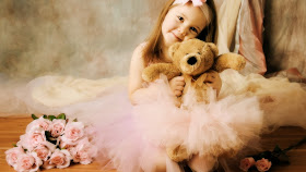 Very-Sweet-Girl-With-Teddy-Bear