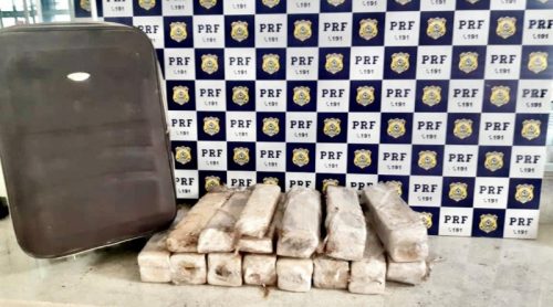 Mulher é presa em flagrante pela PRF com 26 kg de maconha escondidos em bagagem