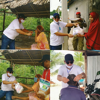 Bupati Malra M. Taher Hanubun saat memakaikan masker dan membagikan bantuan sembako ke warga Kei Besar